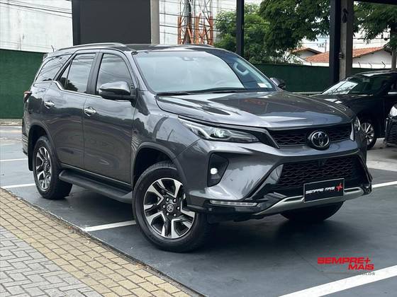 TOYOTA HILUX SW4 2.8 D-4D TURBO DIESEL SRX PLATINUM 7L 4X4 AUTOMÁTICO